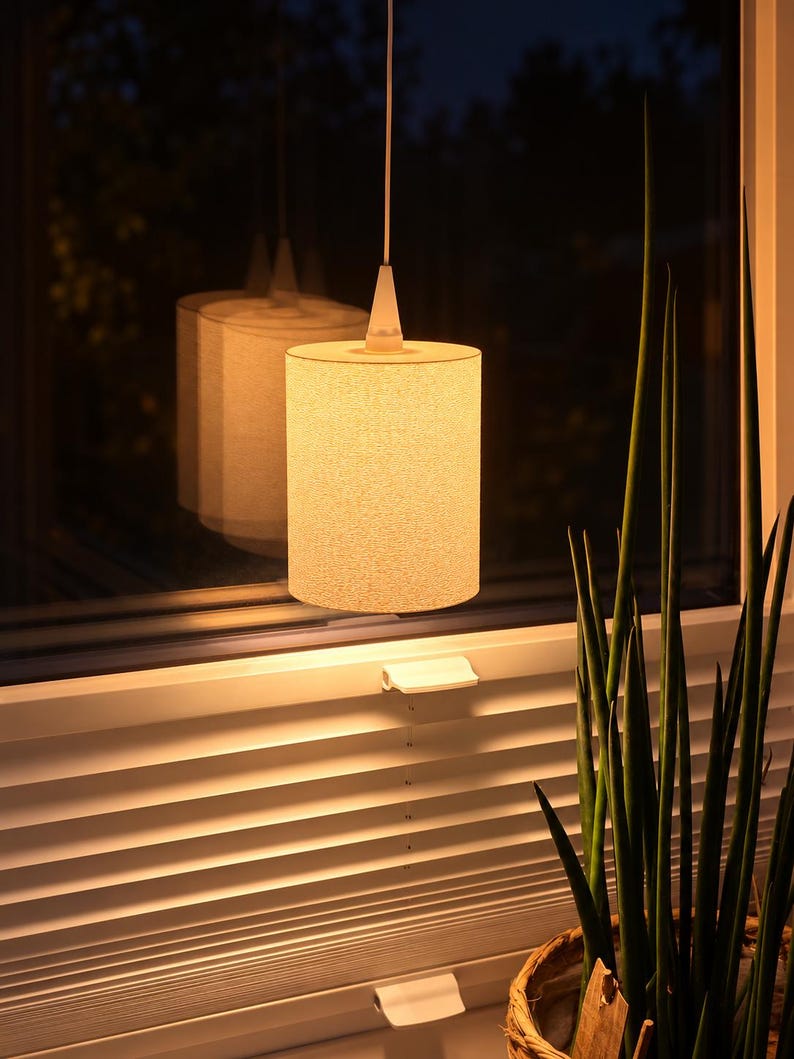 AURA Lampenschirm von Druckverzückt mit warmer Beleuchtung am Fenster