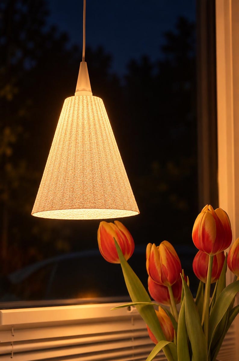 LUMO Lampenschirm von Druckverzückt mit warmer Beleuchtung am Fenster