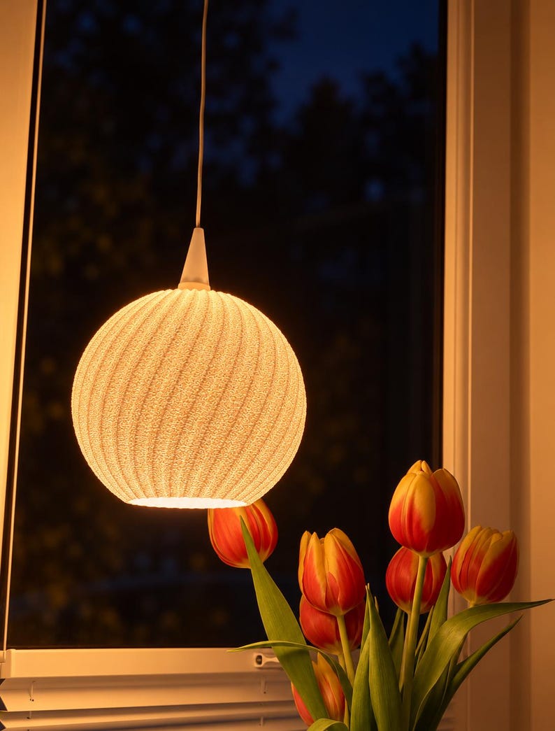 NOVA Lampenschirm von Druckverzückt mit warmer Beleuchtung am Fenster
