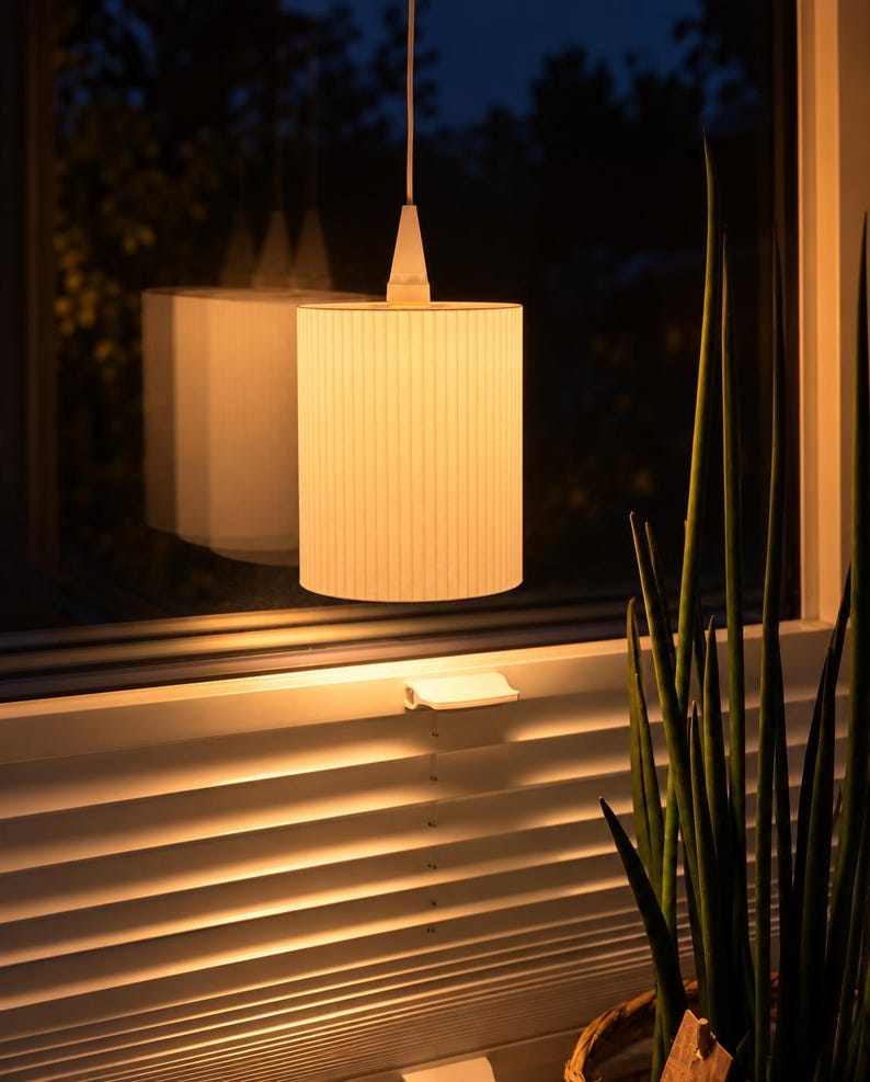 RAY Lampenschirm von Druckverzückt mit warmer Beleuchtung am Fenster