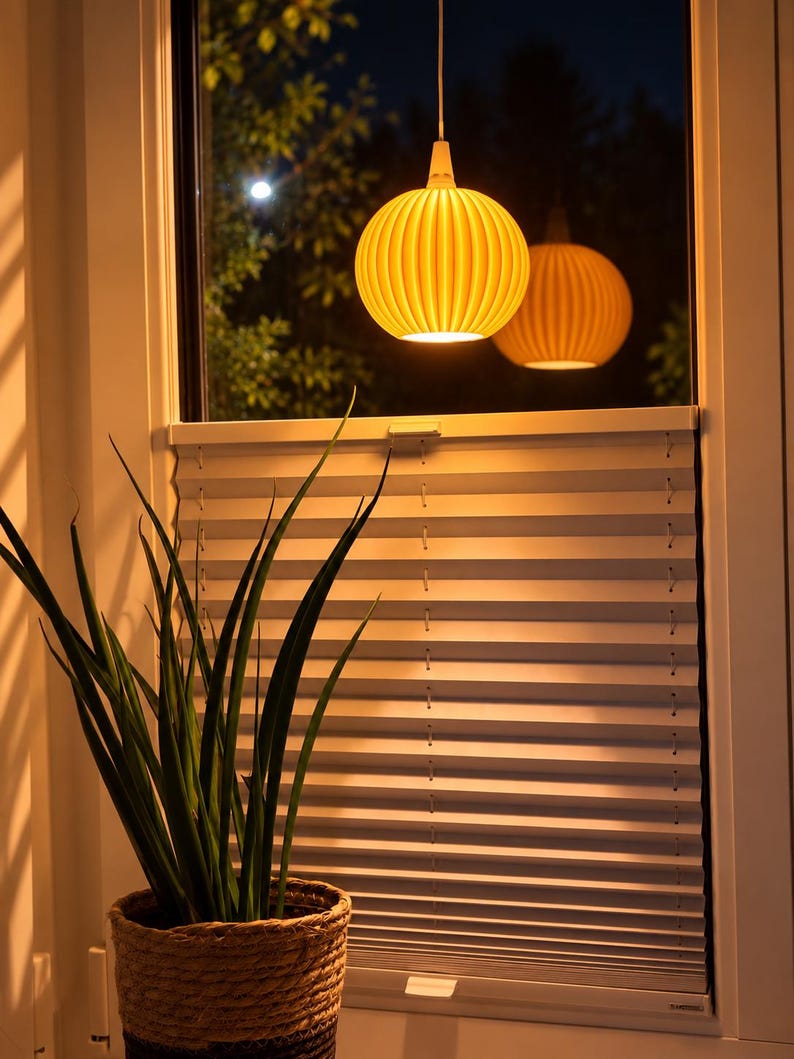 SOL Lampenschirm von Druckverzückt mit warmer Beleuchtung am Fenster