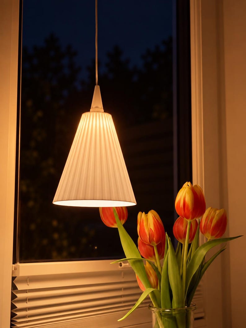 VELA Lampenschirm von Druckverzückt mit warmer Beleuchtung am Fenster